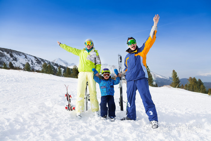 家人带着滑雪面具