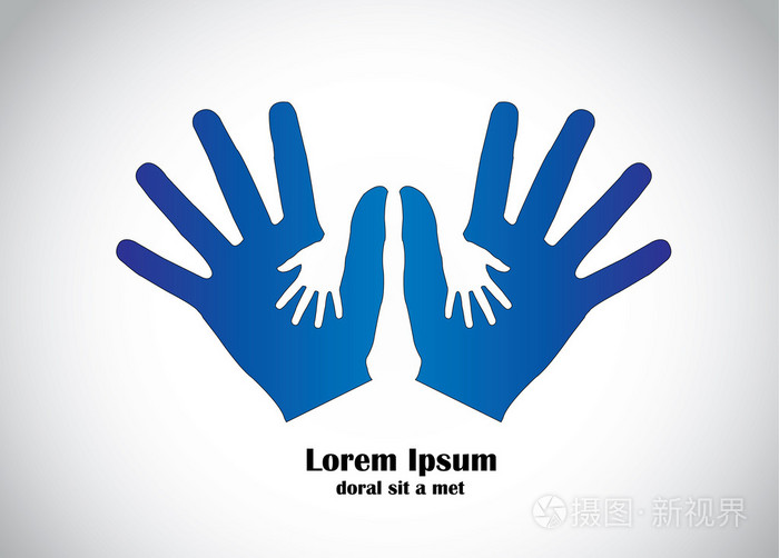 蓝色人类的双手保护年轻小孩的手抽象概念