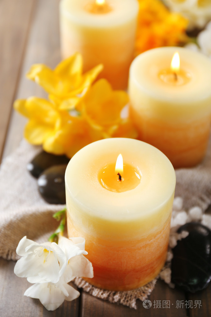 美丽的蜡烛与鲜花