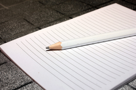 铅笔和纸的笔记