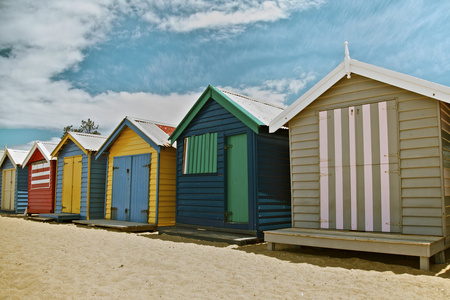 在澳大利亚的五颜六色的海滩小屋
