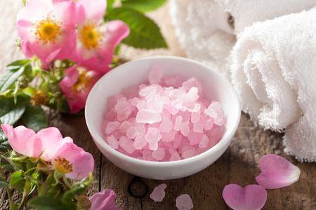 温泉有粉红色的草药盐和野生的玫瑰花朵