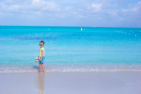 小女孩在海滩在暑假期间的太阳镜