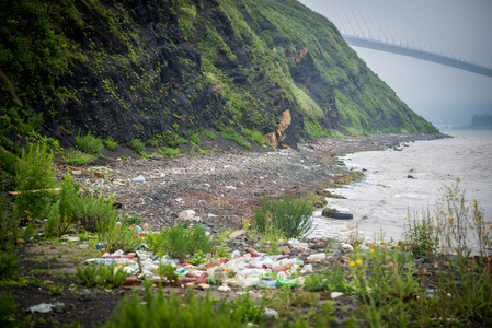 日本海岸边的垃圾
