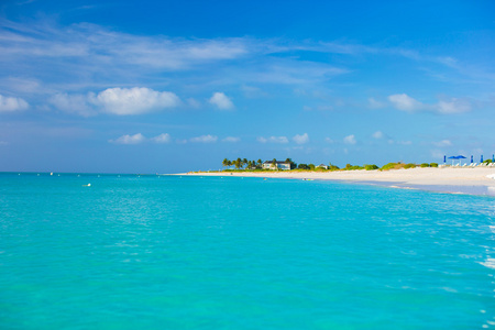 完美的白色海滩，绿松石水的加勒比