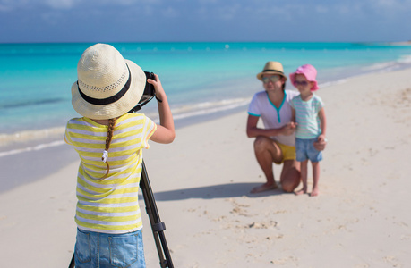 她的爸爸和妹妹在海边的照片制作的小女孩