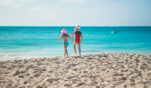 lilla sta tjejer gr p vita stranden under semester