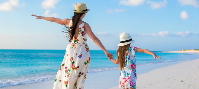 美丽的母亲和她可爱的小女儿享受暑假