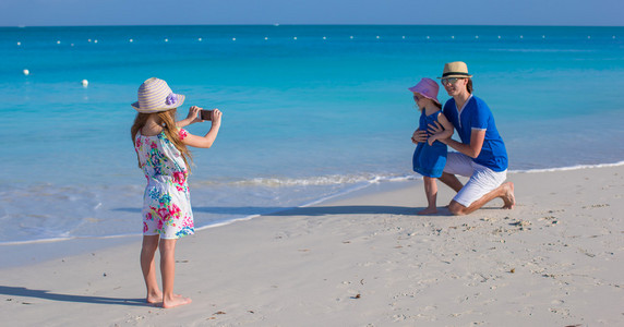 famille heureuse de trois profiter de vacances  la plage