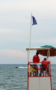 在波涛汹涌的大海海滩救生员高塔