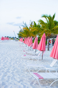 天堂观的热带空沙普拉吉与伞和沙滩椅