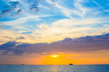 在一个充满异国情调的加勒比海滩上令人惊叹的美丽的日落