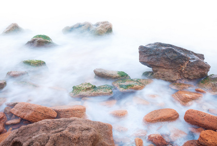 岸边的海 岩石和流水白色背景