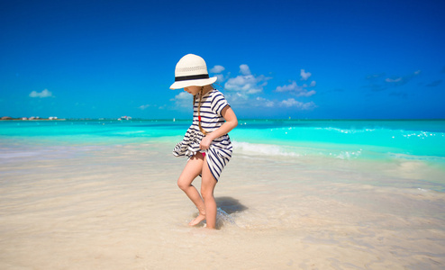 在加勒比地区度假海滩的帽子的小女孩