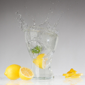 溅起的水, 柠檬落入一杯,孤立, 反射, 白色背景照片