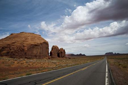 开车在路上纪念碑谷，亚利桑那州，美国
