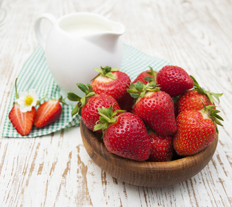 新鲜成熟的甜草莓