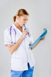 健康护理及医疗概念女医生用听诊器