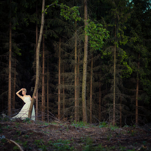 在森林里他可爱的新娘