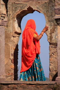 印度女子的五彩莎丽站在拱桥中，伦塔波尔堡