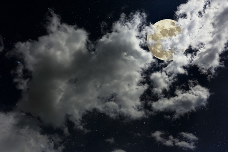 多云的月圆夜