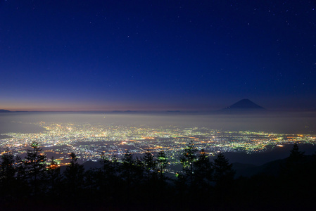 甲府市和富士山的夜景