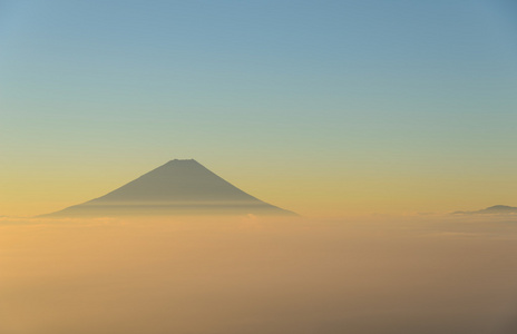 富士山和云海在清晨
