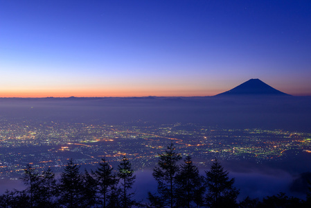 甲府市和富士山在黎明时的灯