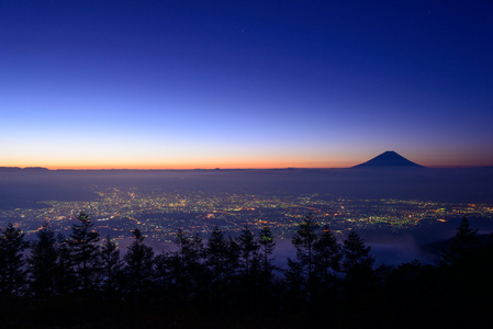 甲府市和富士山在黎明时的灯