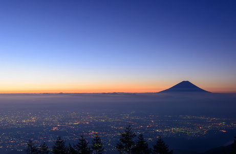 甲府市和富士山在黎明时的灯