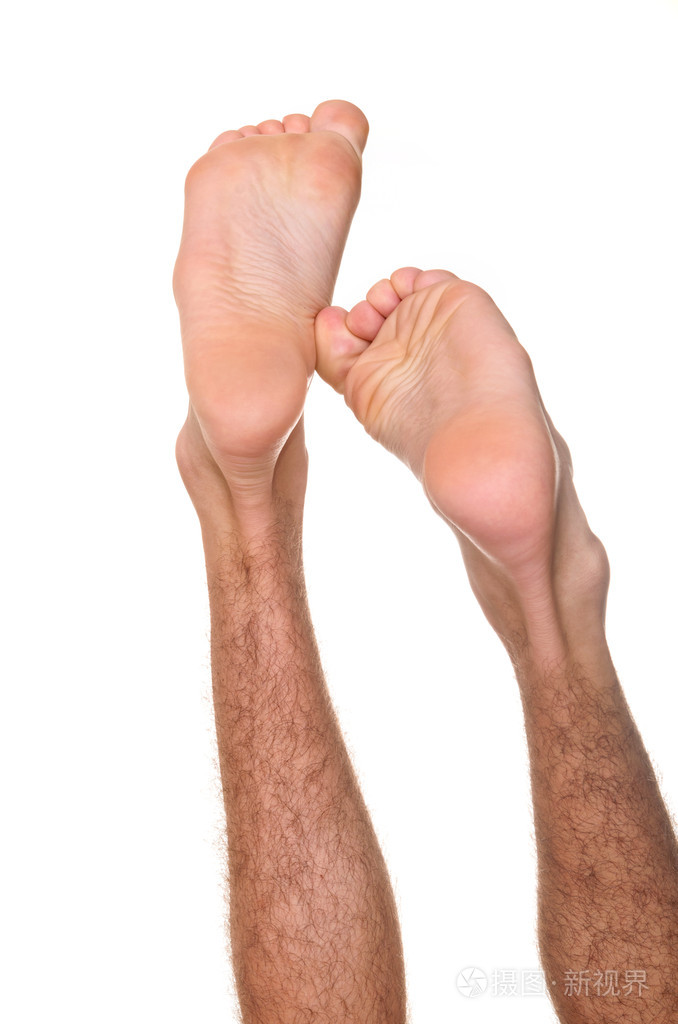一只脚脚跟在白色背景上的男人