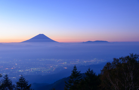 甲府市和富士山在黎明时的灯