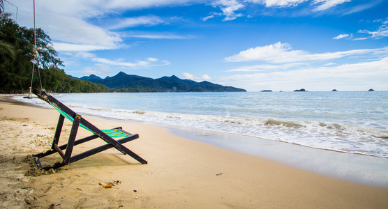 在海滩上休息的木椅