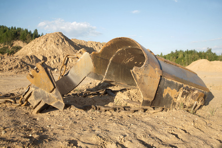 夏天的时候, 破碎的大水桶躺在沙滩上