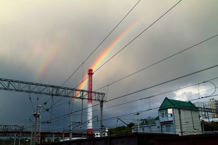 铁路上方明亮的双彩虹图片