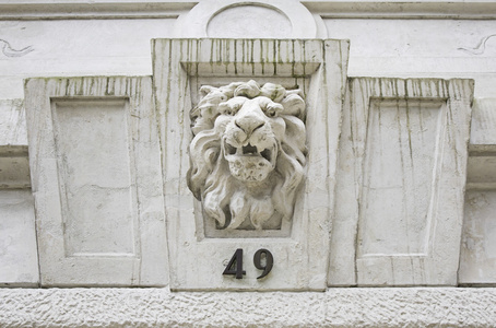 建筑与狮子