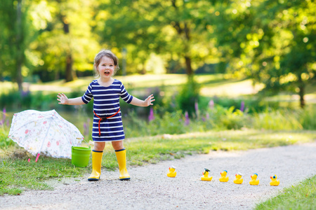 漂亮的小女孩的 2 玩黄色橡胶鸭子在 s