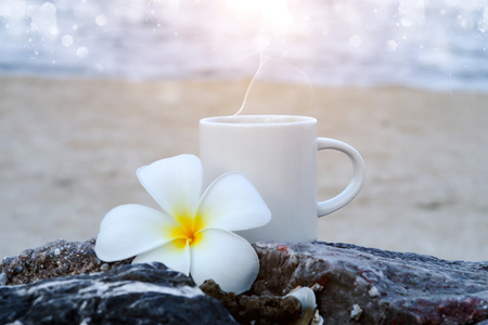 咖啡的海滩和鸡蛋花的花朵