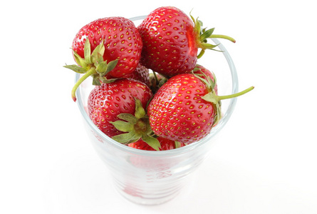 新鲜草莓和孤立的白色衬底上的玻璃