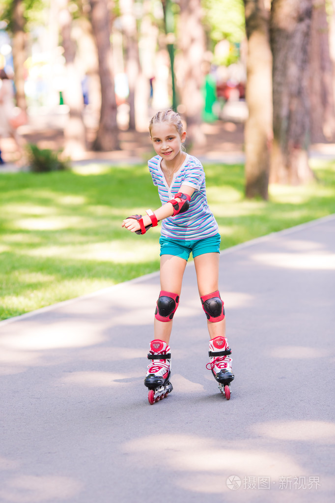 在公园里的小女孩溜冰