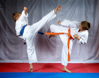 运动员正在训练打腿在垫子上照片