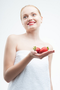毛巾用草莓迷人的年轻女人的画像