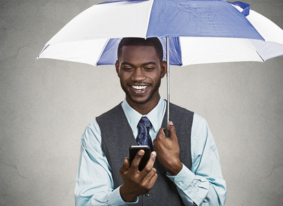 快乐行政读好消息在智能电话上，拿着雨伞吗