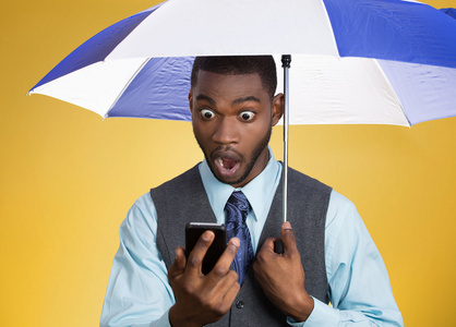 阅读新闻电话打着伞的男人