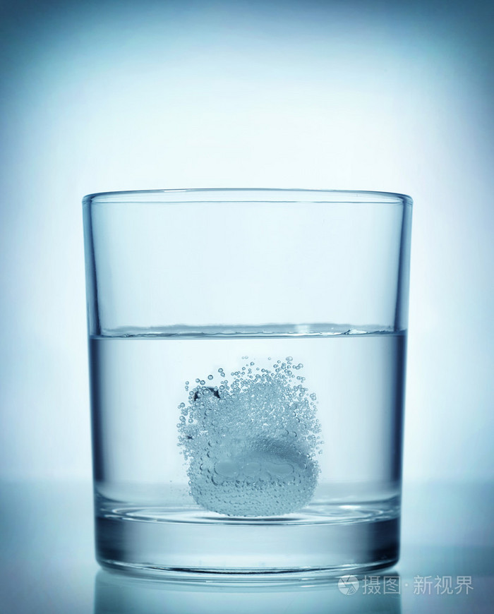 在水中溶解碳酸泡腾片