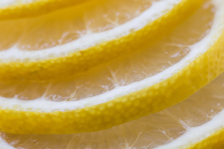 在窗体的踏板的新鲜柠檬切成片的圈子
