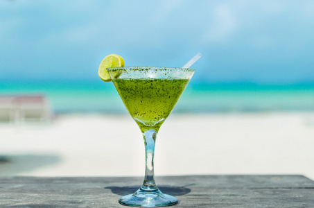 新鲜的玛格丽塔鸡尾酒桌在热带白色加勒比海滩上