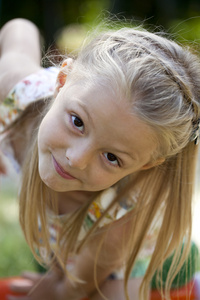 小小快乐的女孩，在夏季公园