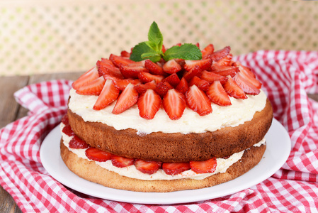美味的饼干蛋糕草莓上米色背景表格