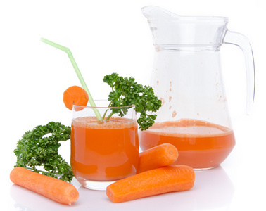 用玻璃和胡萝卜汁，一罐组成新鲜胡萝卜
